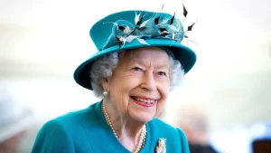 UK plans holiday weekend to honor queen’s 70 years on throne